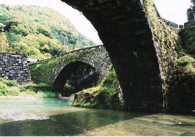 2つの川が合流する地点のそれぞれの川に石橋がかかっている二俣福良渡の写真