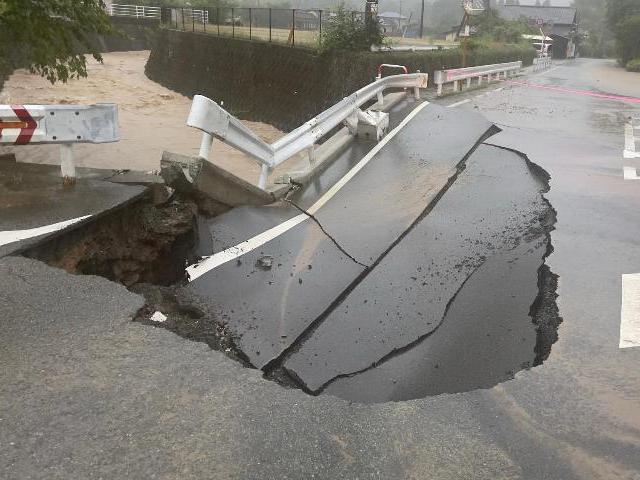 永富地区道路崩壊の写真