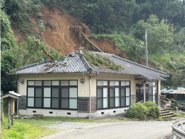椿地区公民館裏土砂崩れの写真